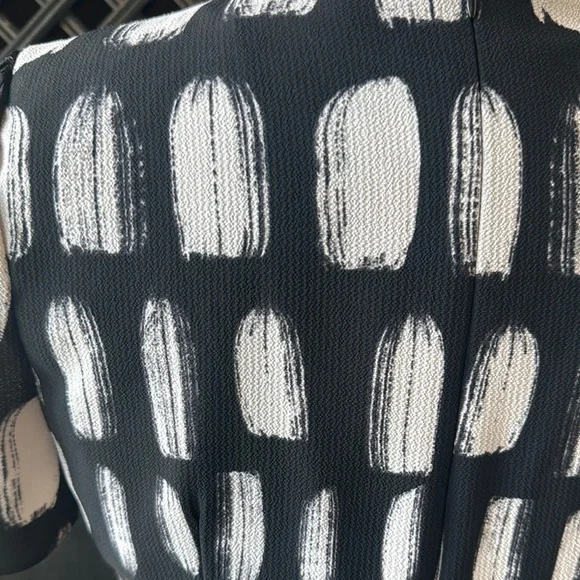Elegant Black and White Patterned Dress - Picture 4 of 6